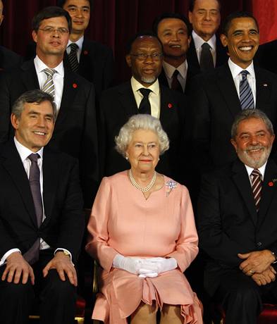 Královna Albta II. na spoleném focení se státníky v Buckinghamském paláci pi setkání lídr G20.