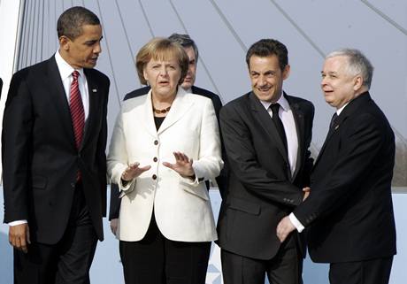Státníci NATO se chystají pejí eku Rýn mezi nmeckým mstem Kehl a francouzským trasburkem. Zleva Barack Obama, Angela Merkelová, Gordon Brown, Nicolas Sarkozy a Lech Kaczynski.