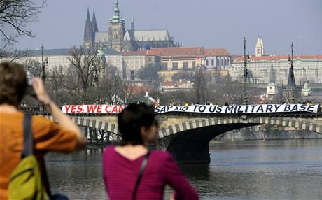 Aktivist z hnut Nensil vyvsili 4. dubna v poledne na praskm most Legi transparent proti umstn americk radarov zkladny v esku. 
