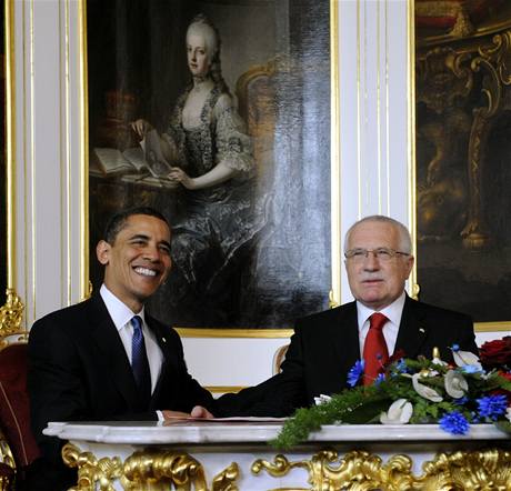 Prezident Václav Klaus (vpravo) pivítal 5. dubna na Praském hrad amerického prezidenta Baracka Obamu. 