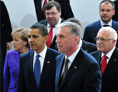 Zprava esk prezident Vclav Klaus, premir Mirek Topolnek, americk prezident Barack Obama a nmeck kanclka Angela Merkelov po spolenm fotografovn 5. dubna v Kongresovm centru v Praze na summitu EU-USA. 
