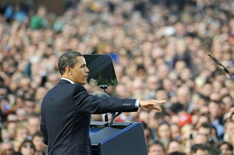 Obama v Praze. Barack Obama pi projevu na Hradanskm nmst.