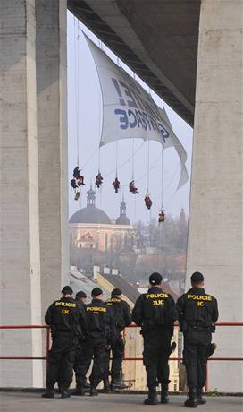 Protest hnut Greenpeace na Nuselskm most.
