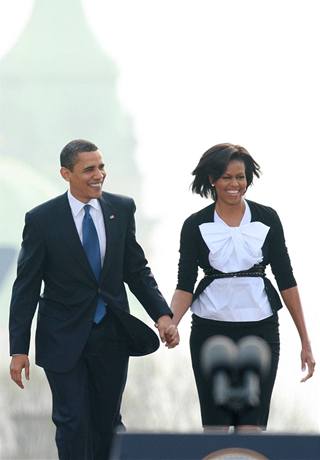 Obama v Praze. Barack Obama s manelkou Michelle pichází na Hradanské námstí.