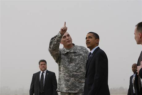 Barack Obama se po píletu vítá s generálem Rayem Odiernem, který je hlavním velitelem amerických sil v Iráku.