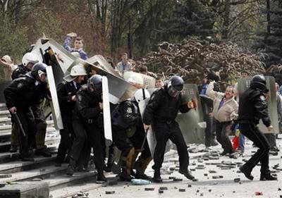 Moldavská policie zasahuje proti demonstrantm.