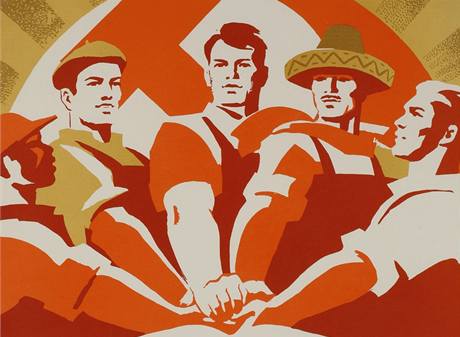 Návrat do totality. Plakát z výstavy v eském Krumlov s nápisem "Morální kodex budovatele komunismu: bratrská solidarita s pracujícími vech zemí a národ"