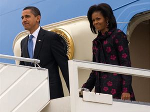 Prvn dma USA Michelle Obamov po boku svho manela - Baracka Obamy vystupuje z letadla ve trasburku, kde je nyn prezidentsk pr na nvtv. V Praze by mla podle informac LN navtvit idovsk muzeum.