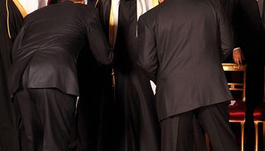 Barack Obama (zády) se klaní ped saudskoarabským králem Abdulláhem.