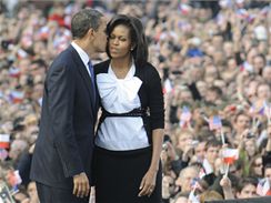 Americk prezident Barack Obama lb svou manelku Michelle ped projevem, kter pednesl 5. dubna na Hradanskm nmst v Praze. 