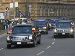 Kolona vozidel s americkm prezidentem Barackem Obamou se bl ke Kongresovmu palci v Praze