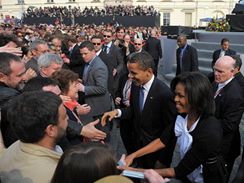 Obamovi se zdrav s lidmi, kte si pili vyslechnout projev americkho prezidenta na Hradansk nmst.