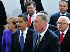 Zprava esk prezident Vclav Klaus, premir Mirek Topolnek, americk prezident Barack Obama a nmeck kanclka Angela Merkelov po spolenm fotografovn 5. dubna v Kongresovm centru v Praze na summitu EU-USA. 