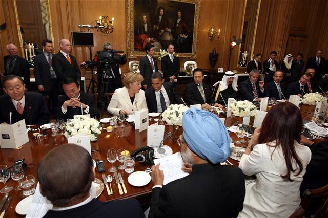 Státnici ped veeí pi zahájení summitu stát G 20. (uprosted Obama a nmecká kancléka Angela Merkelová)