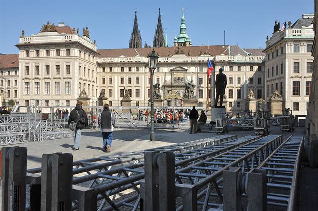 Na Hradanském námstí v Praze byla ji 2. dubna v plném proudu stavba tribun ped víkendovou návtvou amerického prezidenta Baracka Obamy. 