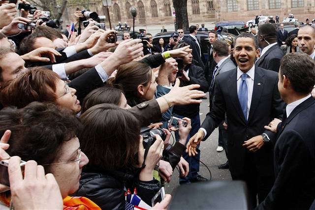 Barack Obama zdraví Francouze ve trasburku.