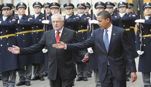 Václav Klaus (vpravo) vítá americkém prezidenta Baracka Obamu na Praském hrad