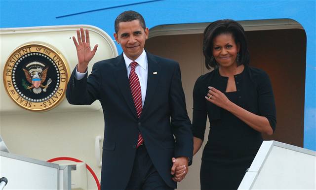 Obama v Praze. Barack a Michelle Obamovi zdraví esko.