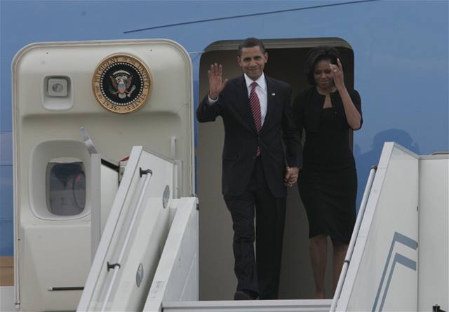 Obama v Praze. Prezidentský pár Barack a Michelle Obamovi piletli do Prahy.