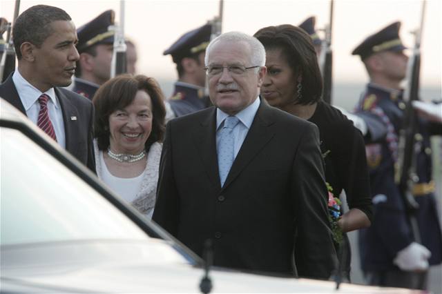 Obama v Praze. Baracka a Michelle Obamovou pozdravil na letiti Václav Klaus s chotí Livií.