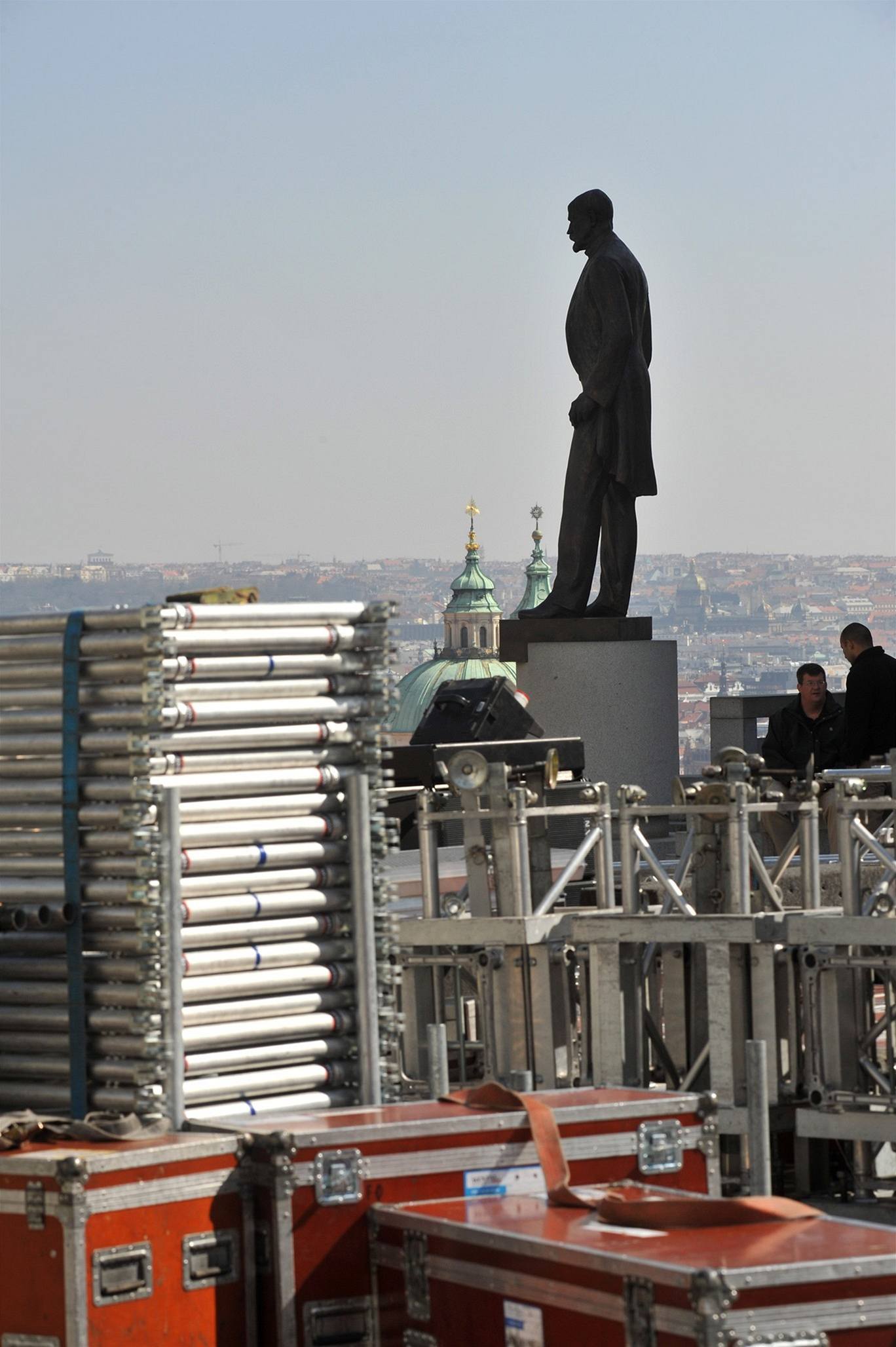 Na Hradanském námstí v Praze byla ji 2. dubna v plném proudu stavba tribun ped víkendovou návtvou amerického prezidenta Baracka Obamy. 