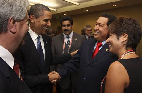 Prlom: Americký prezident Barack Obama (vlevo) si potáá rukou s venezuelským prezidentem Hugem Chávezem.
