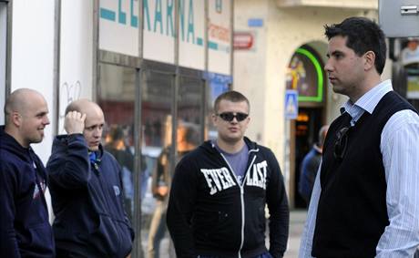 Filip Vávra (vpravo) pozval do eska bývalého éfa Ku Klux Klanu