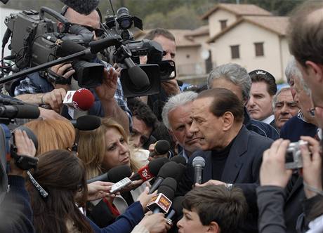 Silvio Berlusconi uprosted houfu noviná.