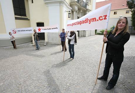 Mlad brnnt komunist se slovn stetli s lidmi, kte nvrat komunistickch symbol kritizuj.