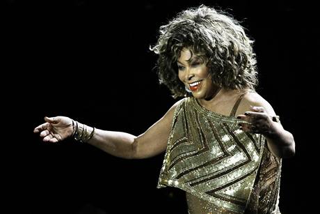 Tina Turner pi svém vystoupení v praské O2 arén.