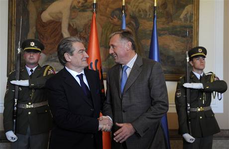 Pedseda albánské vlády Sali Berisha (vlevo) se 28. dubna v Praze setkal s premiérem v demisi Mirkem Topolánkem. 