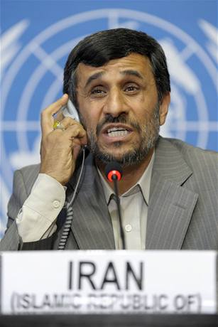 V OSN me Ahmadíneád to, co my rozháníme policií.