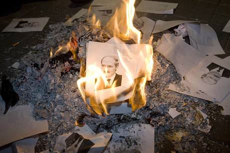  V plamenech. Portrét bloruského prezidenta pálený na jedné z opoziních demonstrací. 