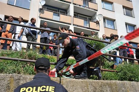  Policist vyznauj zapovzen msta v Krupce , kam se sjeli pznivci extremistick Dlnick strany 