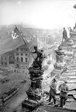 Dobytí Reichstagu sovtskými vojsky.
