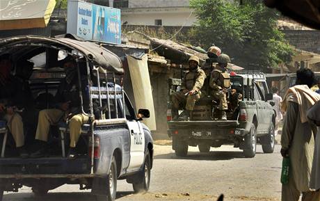 Pakistátí vojáci a policisté v krizové oblasti Buner.
