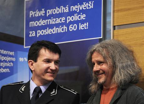 Reisér F. A. Brabec (vpravo) a policejní prezident Oldich Martin 22. dubna v Praze na tiskové konferenci Policie R, kde byla pedstavena nová náborová kampa vetn televizního spotu. 