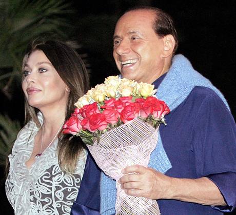 Silvio Berlusconi s manelkou