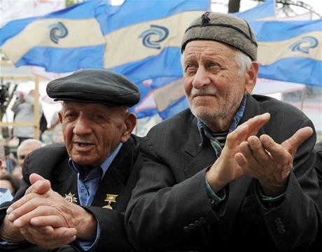 Mnoho Gruzínc není spokojeno s vládou prezidenta Saakaviliho a chtjí jeho demisi.