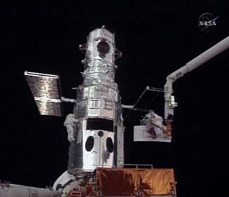 Astronauti prvn vystoupili do kosmu k oprav Hubbleova teleskopu