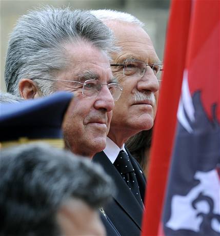 eský prezident Václav Klaus uvítal 14. kvtna v Praze rakouského prezidenta Heinze Fischera (vlevo). 