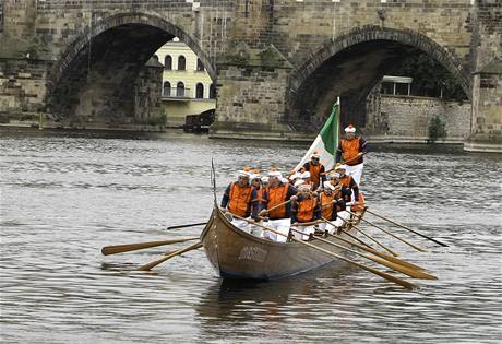 Sputní obí gondoly na Vltavu u Karlova mostu