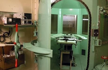 Ve vznici San Quentin, kterou se guvernér chystá prodat, popravují odsouzené na smrt.