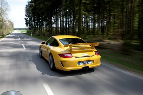 Vrazn zadn spojler a dal prvky nejsou u Porsche 911 GT3 jen pro ozdobu a kvli zvraznn sportovnho dojmu, ale slou k zven ptlaku ve vysokch rychlostech. Ten je proti pedchozm provedenm u GT3 a dvojnsobn.
