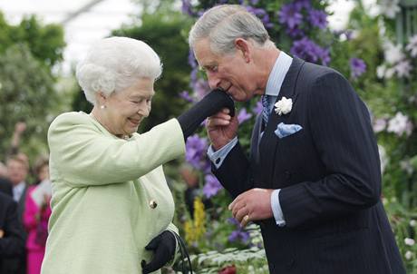 Princ Charles pevzal od matky medaili pro nejlepího zahrádkáe.