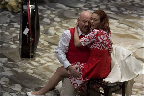 Hrdinové nezvyklé opery. Flétnista Becir (Gianluca Zampieri) a jeho milenka violoncellistka Minja (Zuzana Marková).