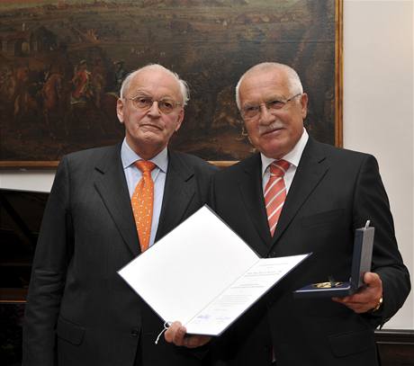 Václav Klaus s ocenním. Vlevo bývalý nmecký prezident Roman Herzog