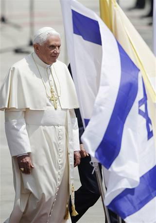 Pape v Izraeli