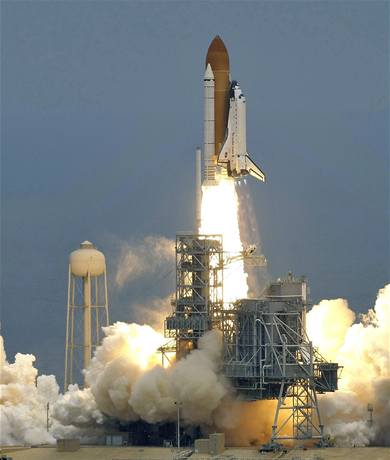 Z odpalovacích ramp Kennedyho vesmírného stediska odstartoval raketoplán Atlantis.