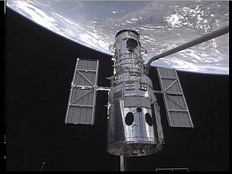 Posádka Atlantis vyfotila Hubblv teleskop ze svého raketoplánu.